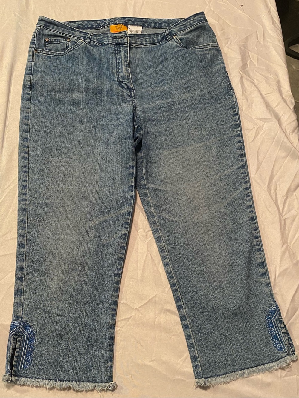 Ruby Rd. Petite Embroidered Ankle Hem Denim Capris – Size 10P